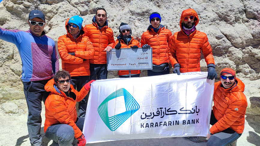 تیم کوهنوردی بانک کارآفرین به قله دماوند صعود کرد